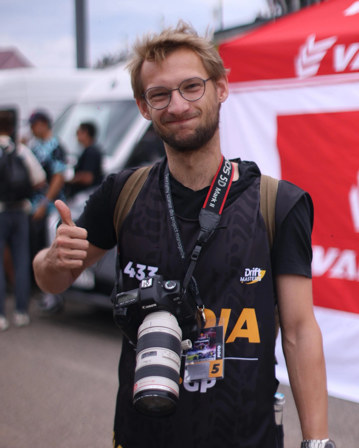 Kacper Ostrowski podczas pracy fotograficznej