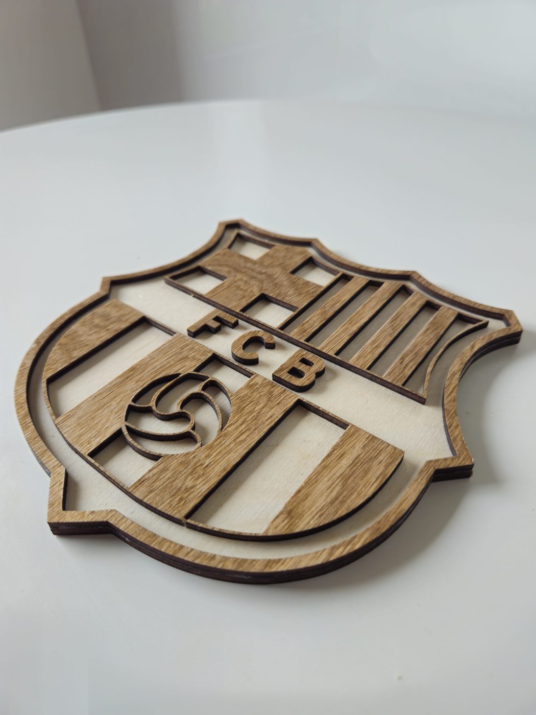 Artystyczny przykład sportowego emblematu z drewna - Barca