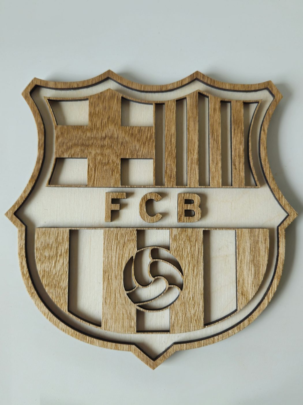 Artystyczny przykład sportowego emblematu z drewna - Barca