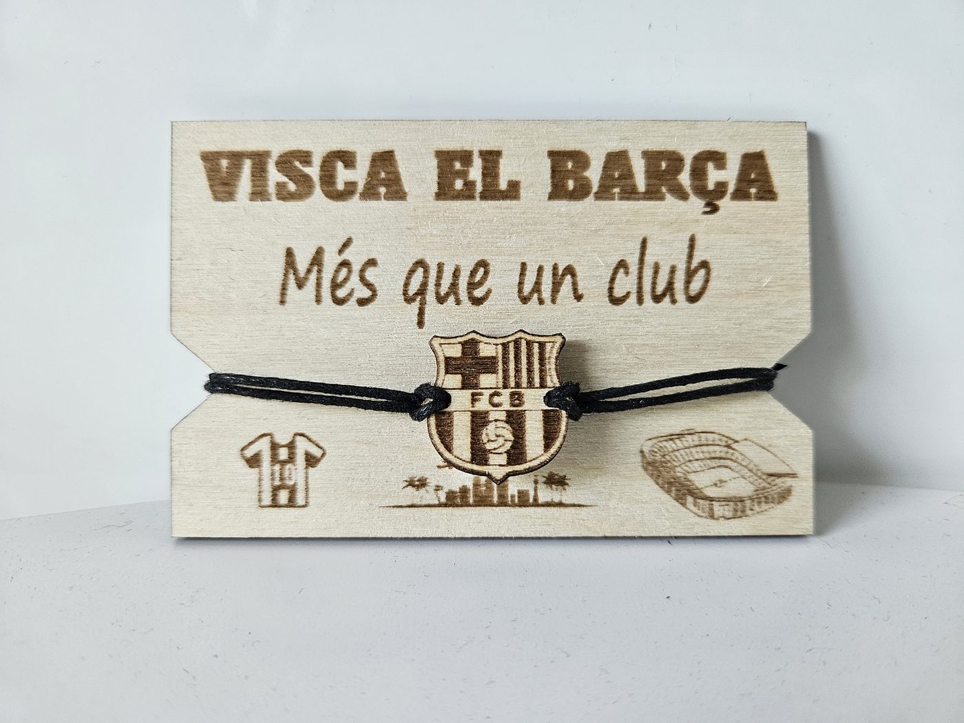 Artystyczny przykład sportowego emblematu z drewna - Barca