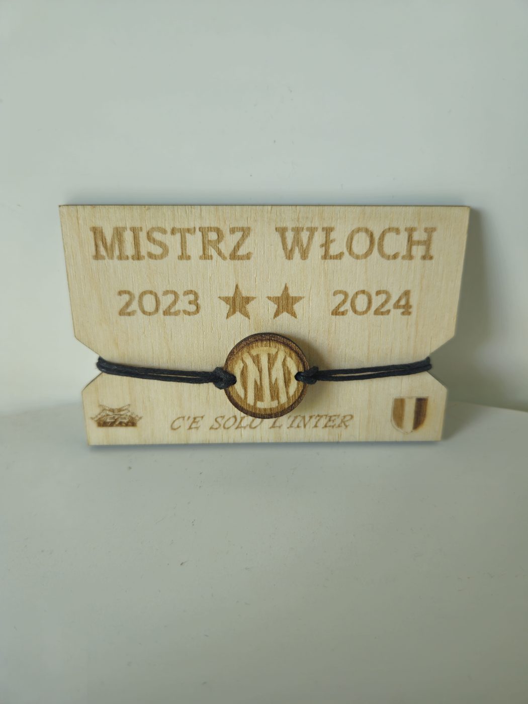 Artystyczny przykład sportowego emblematu z drewna - Inter