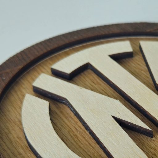 Artystyczny przykład sportowego emblematu z drewna - Inter