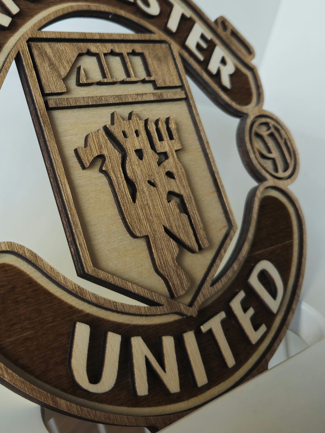 Artystyczny przykład sportowego emblematu z drewna - Manchester United