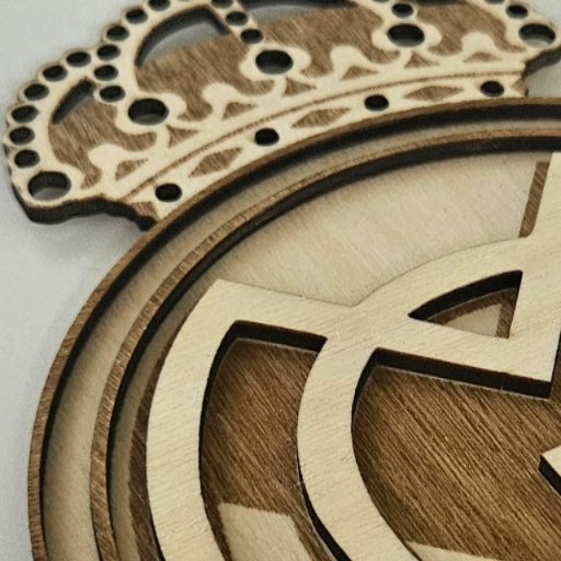 Artystyczny przykład sportowego emblematu z drewna - Real Madryt