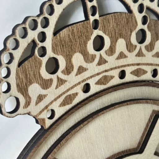 Artystyczny przykład sportowego emblematu z drewna - Real Madryt
