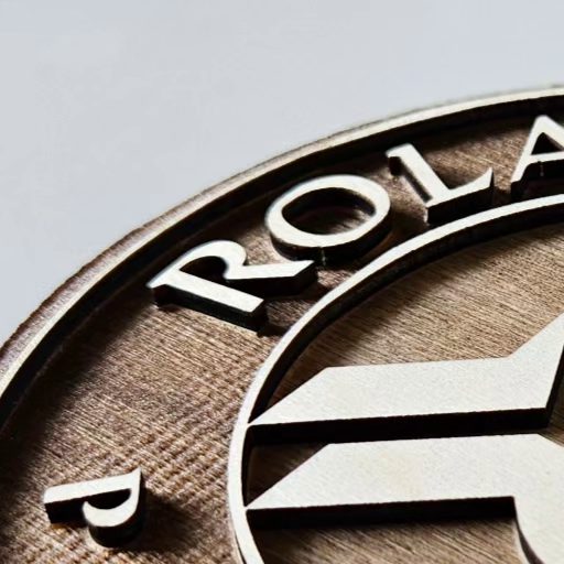 Artystyczny przykład sportowego emblematu z drewna - Roland Garros