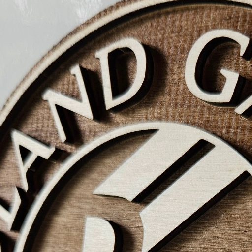 Artystyczny przykład sportowego emblematu z drewna - Roland Garros