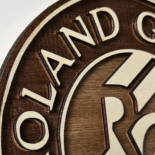Artystyczny przykład sportowego emblematu z drewna - Roland Garros
